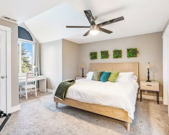 Peaceful Parkside Pad - Game Room - Troutdale - Bedroom