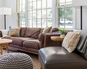 3br Retreat | Fenced Yard & Pet Friendly - Raleigh - Living room