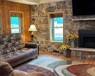 Roy's Modern Farmhouse by Devil's Lake - Baraboo - Living room