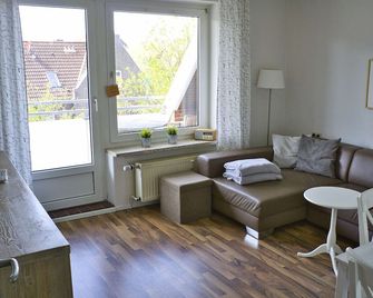 secluded, modern Comfort-apartment directly located at dunes - Baltrum - Huiskamer