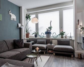 Nice 2 double Bed in sunny House in Amsterdam west - Amsterdam - Huiskamer