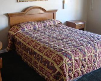 Villager Inn Motel - Selma - Bedroom
