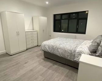 2 bed Sunny London Apartment - Sleeps 4 & Parking - London - Bedroom