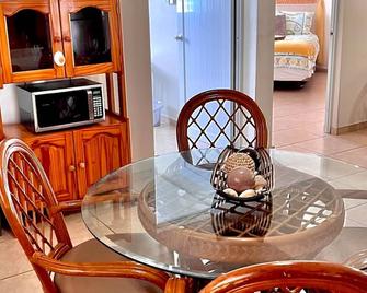 Beautiful, spacious house 9 minute drive to beach with electric generator - Rincon - Essbereich