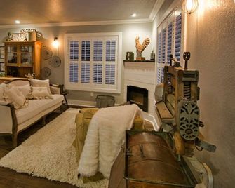 Luxury on the farm: private guesthouse overlooking year round creek. - Milton-Freewater - Sala de estar