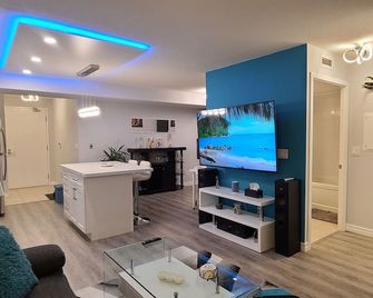 Skyline & Lake Views - Luxury Downtown Suite - Pool - Gym - Hot Tub - Toronto