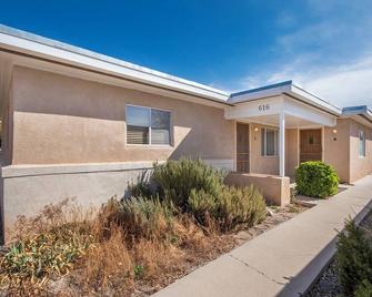 Cozy 2bd 2ba near Nob Hill home Garage Parking - אלבקורקי - בניין