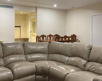 Fully Equipped Murray River Camp For Groups - Torrumbarry - Living room