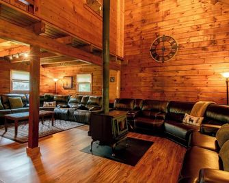 Log Cabin Oasis: Pickleball, Hot Tub, Deer, Corn Hole, Board Games, Arcade, Pets - Yorkville - Lounge