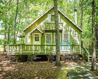 Fur babies welcome in this wooded view chalet! - Pine Mountain - Building