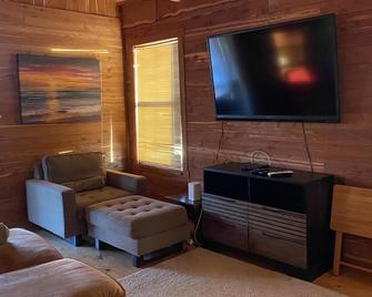 Beautiful Cabin on the San Marcos River at Son's Blue River Camp! - L1 - San Marcos - Sala de estar