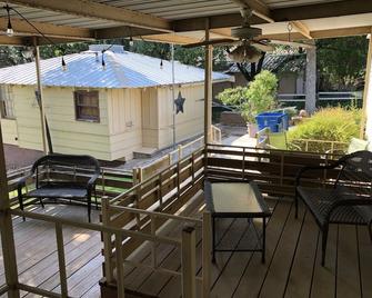 Lakefront House and Cabin on Lake Brownwood in Cason Cove - Brownwood - Patio