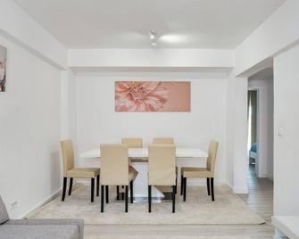 Bright & Family Flat in Paço de Arcos by HostWise - Lisabona - Sală de mese