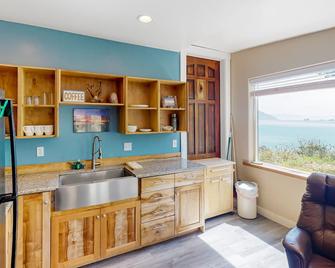 Oceanfront condo with jetted tub, WiFi, and smart TV - convenient to state parks - Port Orford