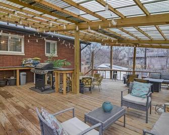 Blocks from the beach with giant covered deck, firepit, and grill! - Gary - Patio