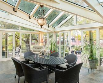 Boutique Stay w/ Vintage Decor, Beautiful Courtyard & Modern Comfort - Cody / Yellowstone - Binnenhof