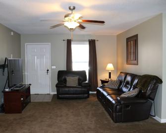 Spacious Home Close to Downtown Nashville - Ashland City - Living room