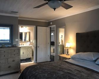 Quaint Renovated Country Home with Modern Amenities - Lake Placid - Bedroom