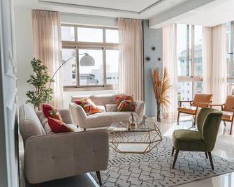 Bright & Spacious Apt In City central Getaway - 聖多明各 - 客廳