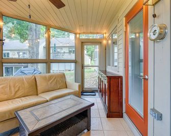 Gilford Townhome with Lakefront Beach and Pool Access! - Gilford - Living room