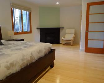 Wonderful Retreat Home On 1/2 Acre In Agoura Hills , Close To Malibu Beaches & - Agoura Hills - Bedroom