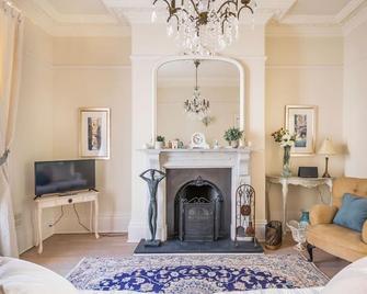 Stylish 1BR apartment near Salcombe & beaches - Kingsbridge - Living room
