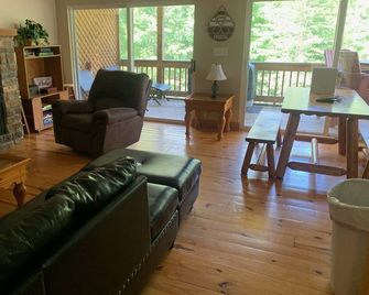 Lakeside Hideaway II - lakefront w/hot tub, pools, pickleball, walk to boat ramp - Burnside - Sala de estar