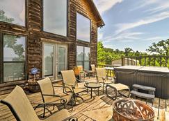 Rustic Lamar Cabin with Deck and Private Hot Tub - Clarksville - Balcón