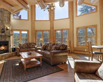 Ultimate Adirondack Getaway ~ Private Pool and Hot Tub! - Warrensburg - Sala de estar
