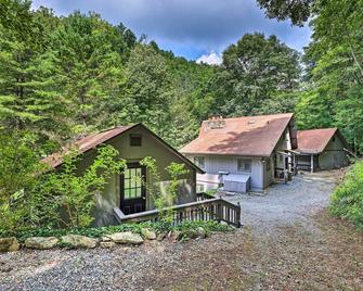 Chalet Retreat: Cozy Cabin w/ On-Site Creek! - Roan Mountain - Building