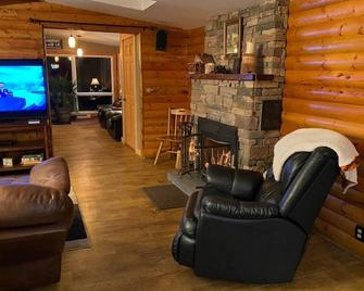 Camp Sideways · Lakeside Fall Spectacular! Cabin w/Hot Tub, Fire Pit, Fireplace - Confluence - Sala de estar