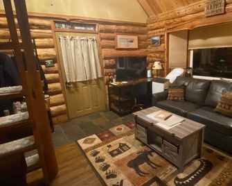 Quaint Log Cabin with River View. 7 miles to the entrance of West Glacier - Coram - Living room