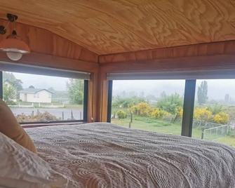 Riverside Bedford Bus with stunning valley views. - Murchison - Schlafzimmer
