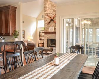 Spacious, family-friendly, and amenities galore! - Fontana-On-Geneva Lake - Dining room