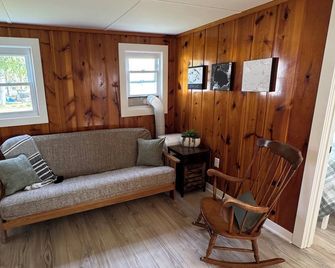 Lakefront 2 Bedroom Cottage Getaway on Chippewa Lake, Michigan - Evart - Living room