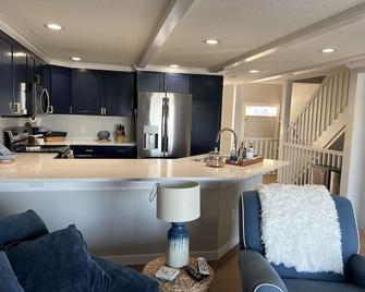 Spacious 3 level lake front condo on Lake Charlevoix! - East Jordan - Cocina