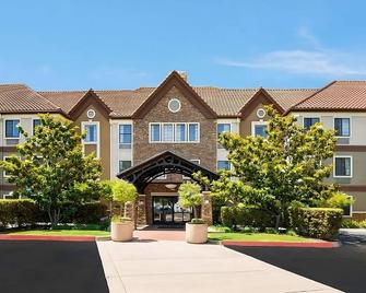 Relax Near San Diego Attractions! Full Kitchen, Outdoor Pool, Free Breakfast - San Diego - Gebäude