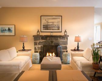 Lovely, cozy Cottage on a non working farm in a rural town. Quiet and private. - Old Lyme - Sala de estar