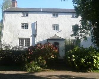 Church Farm Guest House - Monmouth - Building