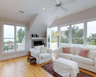 Oceanfront Hideaway in the Trees | Private Walk to Beach, Old Baldy View, Dogs Welcome, BHI Club - Bald Head Island - Sala de estar