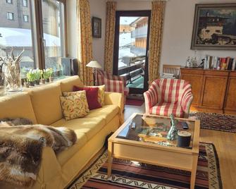 Elegant, fully furnished apartment - ski out and in - Lech am Arlberg - Vardagsrum