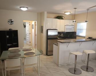 Ocean Drive Villas - Hollywood - Kitchen