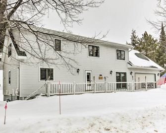 Fishing Haven Family Home on Indian Lake - Three Lakes - Building