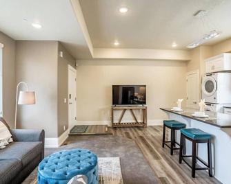 Close to Everything in Downtown Provo - Provo - Living room