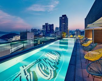 L7 HAEUNDAE by LOTTE HOTELS - Busan - Pool