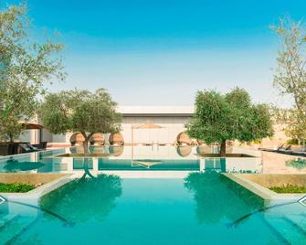 Aloft Abu Dhabi - Abu Dhabi - Pool