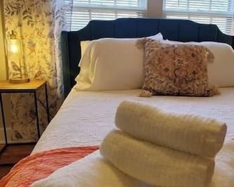 Charming 1940s Bungalow Cozy Vibes & Vintage Style - West Point