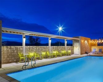 Home2 Suites by Hilton Redding - Redding - Bazén