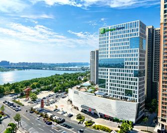 Holiday Inn Express Linyi Riverside By IHG - Linyi - Gebouw