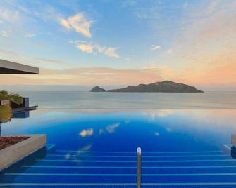 Courtyard by Marriott Mazatlan Beach Resort - Mazatlán - Svømmebasseng